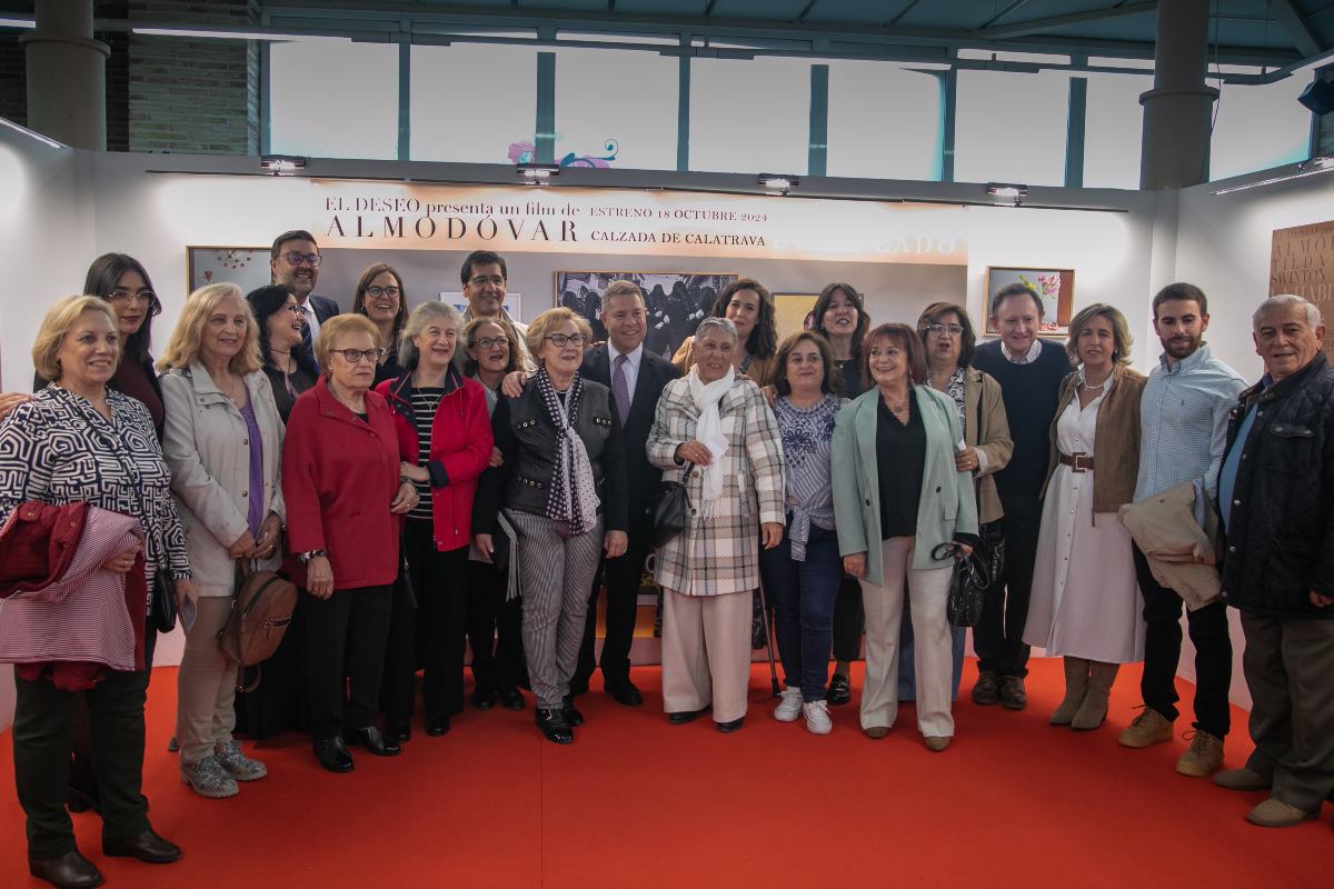 Page, con vecinas de Calzada en el estreno allí de 'La habitación de al lado'.