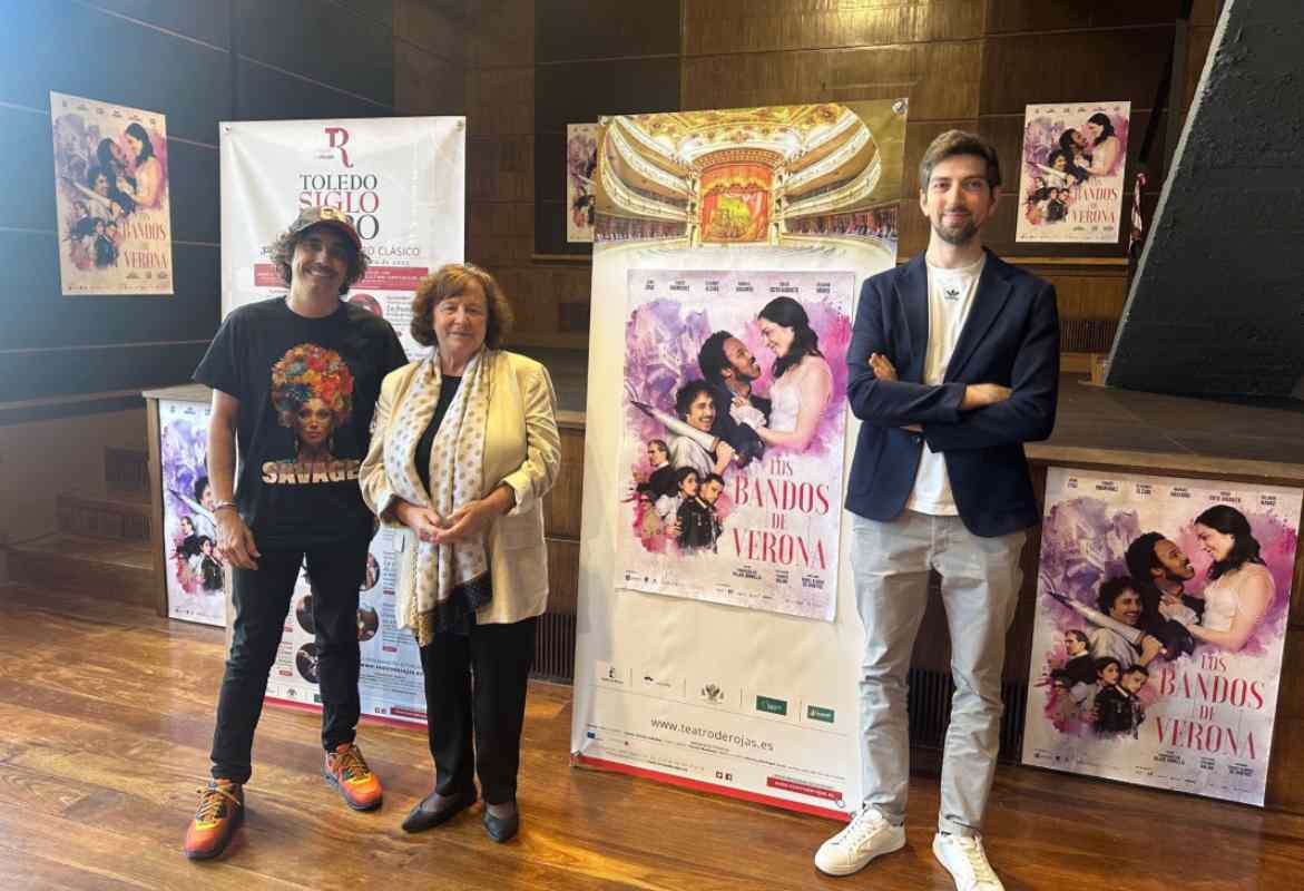 La concejala de Cultura, Ana Pérez Álvarez, acompañada del actor, Canco Rodríguez, y el director de teatro, Daniel Alonso de Santos.