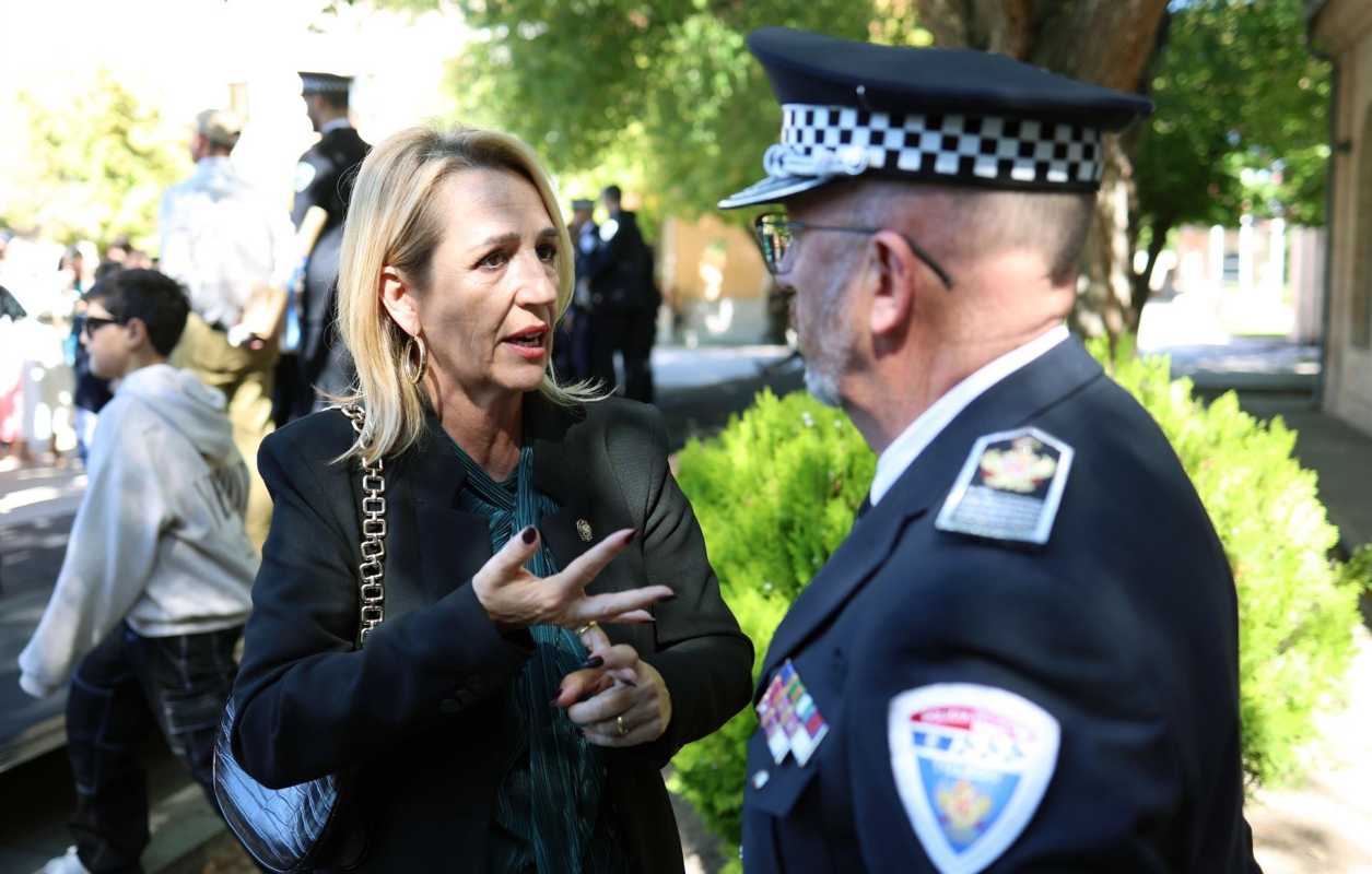 La concejal de Seguridad Ciudadana, Inés Cañizares, junto con elintendente jefe de la Policía Local de Toledo de José Luis Martín Mora.