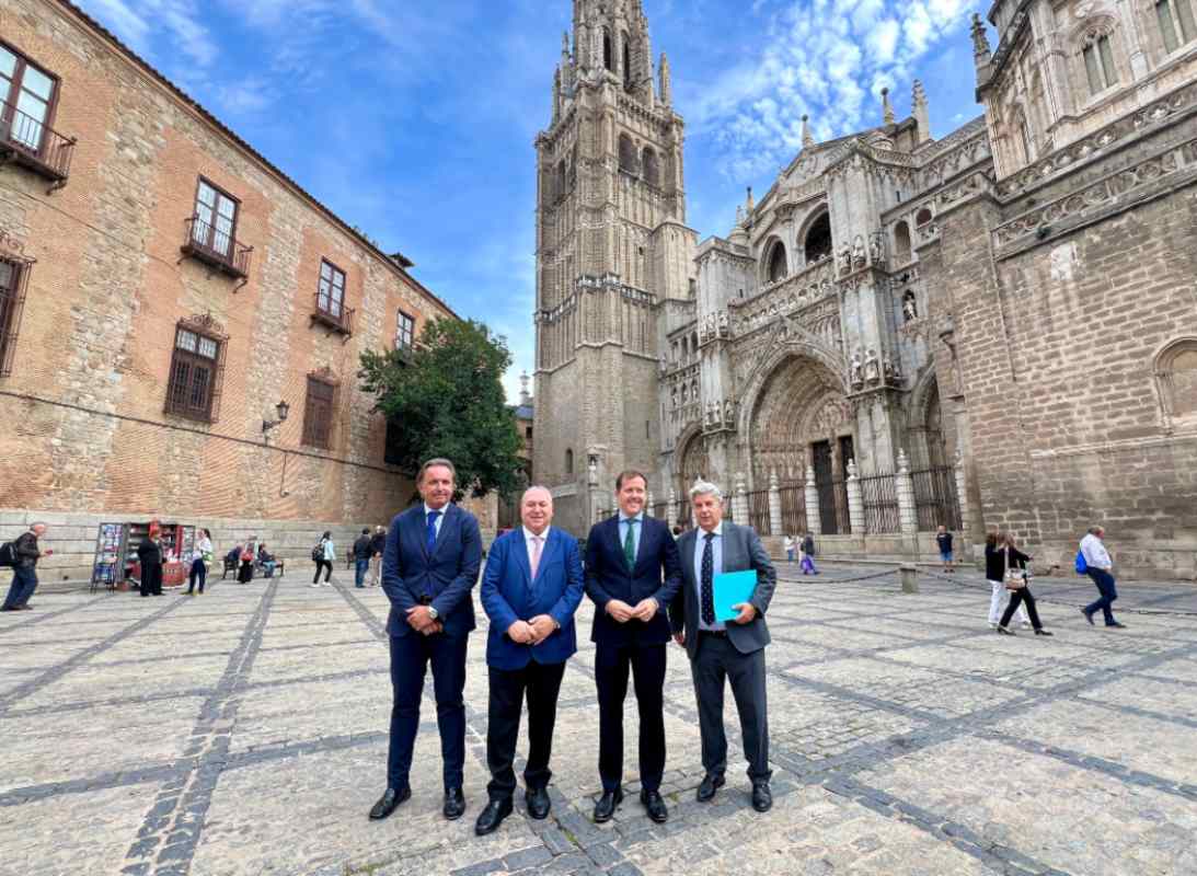 El presidente provincial del Partido Popular y alcalde de Toledo, Carlos Velázquez, y senadores del PP.