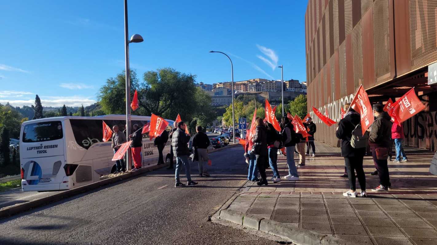 Sindicalistas de CCOO, frente a las puertas de la estación de autobuses de Toledo. Foto: CCOO CLM.