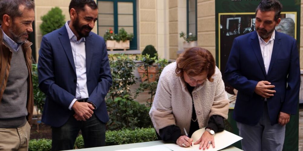 Concepción Cedillo, firmando el convenio con los herederos de Moreno Nieto.