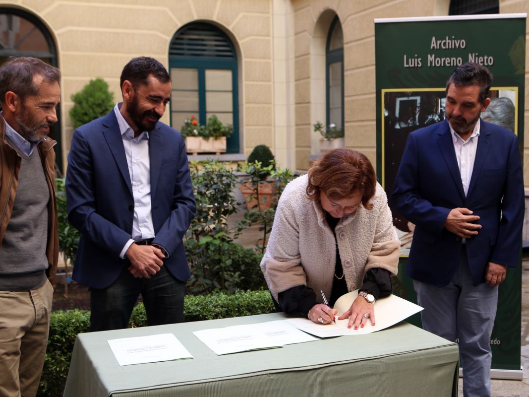 Concepción Cedillo, firmando el convenio con los herederos de Moreno Nieto.