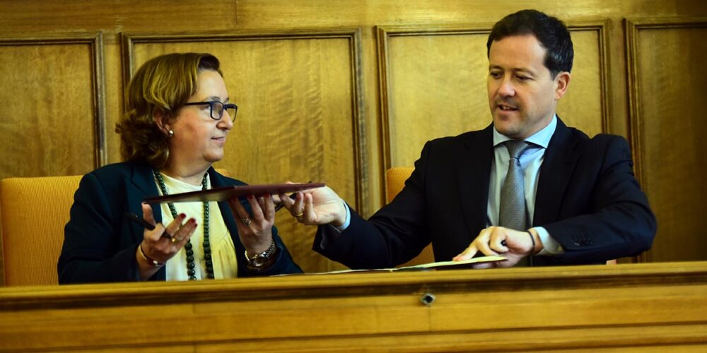 El alcalde de Toledo, Carlos Velázquez y la presidenta de la Diputación de Toledo, Concepción Cedillo, firman el acuerdo de "Toledo emerge". Foto: Rebeca Arango.