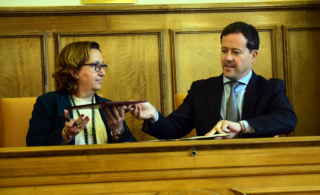 El alcalde de Toledo, Carlos Velázquez y la presidenta de la Diputación de Toledo, Concepción Cedillo, firman el acuerdo de "Toledo emerge". Foto: Rebeca Arango.