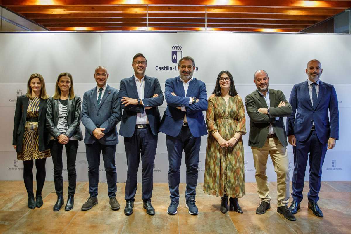 En el centro, los consejeros de Sanidad y Educación, Jesús Fernández Sanz y Amador Pastor.