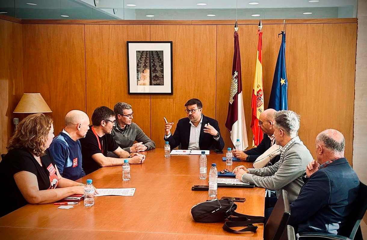 Imagen de la reunión de los sindicatos con el consejero de Educación, Amador Pastor.