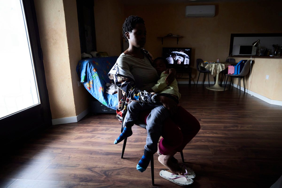 Esta joven dice que "no hay que fiarse de nadie", aunque sí de la Fundación Madrina. Foto: EFE/Manu Reino.