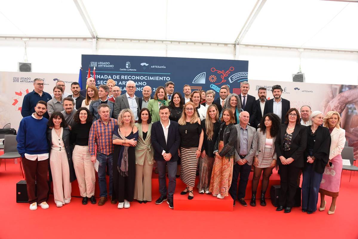 Foto de familia en la Jornada de reconocimiento al mérito artesano en Farcama.