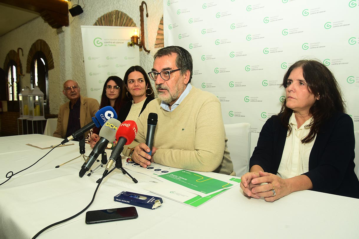 En el centro, el presidente de la AECC en la provincia de Toledo, Fernando Jou. 