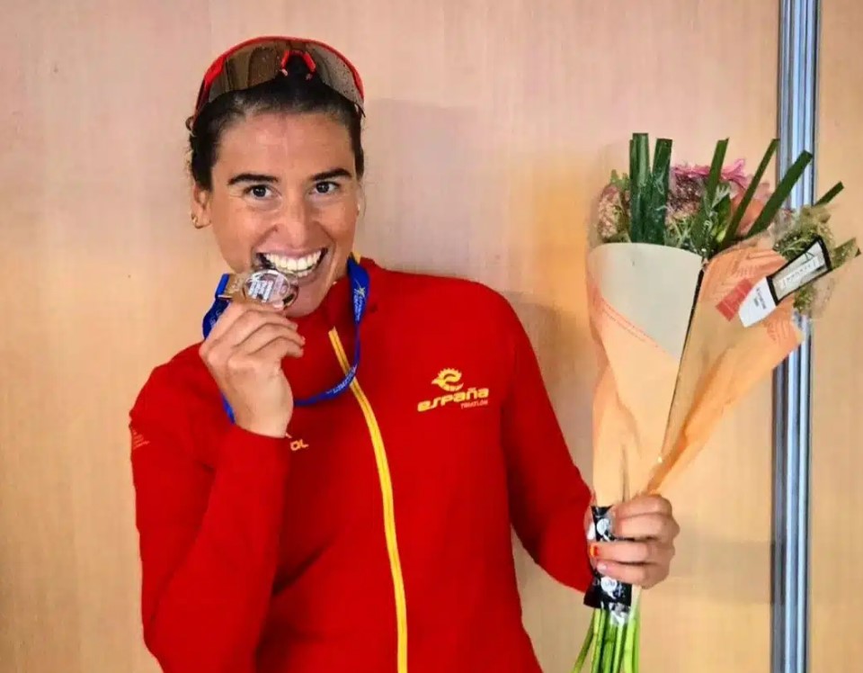 Marta Francés, con la medalla de plata que se colgó en el Europeo de Vichy. Foto: Marta Francés.