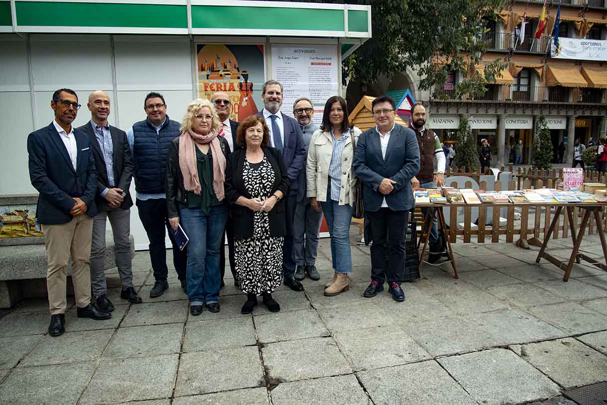 Foto de familia en la inauguración de la Feria del Libro de Toledo. Foto: Rebeca Arango.