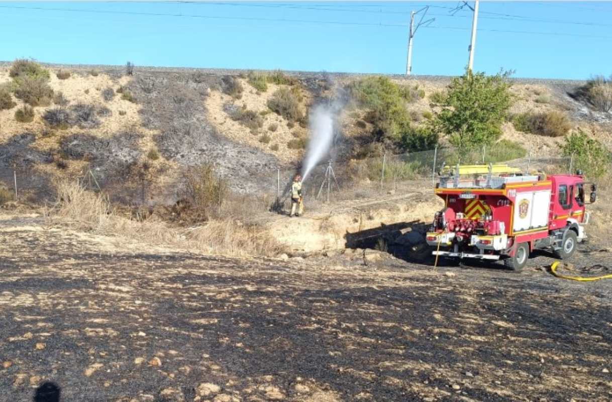 Incendio de unos pastos cerca de las vías del VE en Toledo. Foto: Bomberos de Toledo.