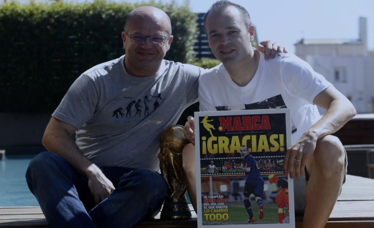 Miguel Ángel Lara, junto a Andrés Iniesta.