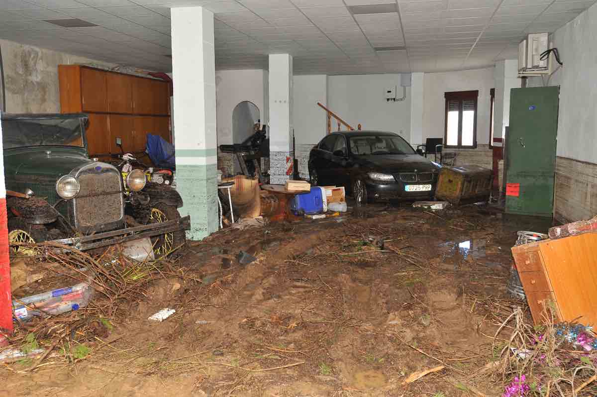 Interior de una vivienda tras las inundaciones en Letur, este miércoles. El alcalde de Letur (Albacete), Sergio Marín, ha confirmado que los seis desaparecidos tras la riada de ayer martes son vecinos de esta localidad y no descarta que pueda haber más personas "no localizadas" en el municipio, donde la desolación es total. EFE/ Manu