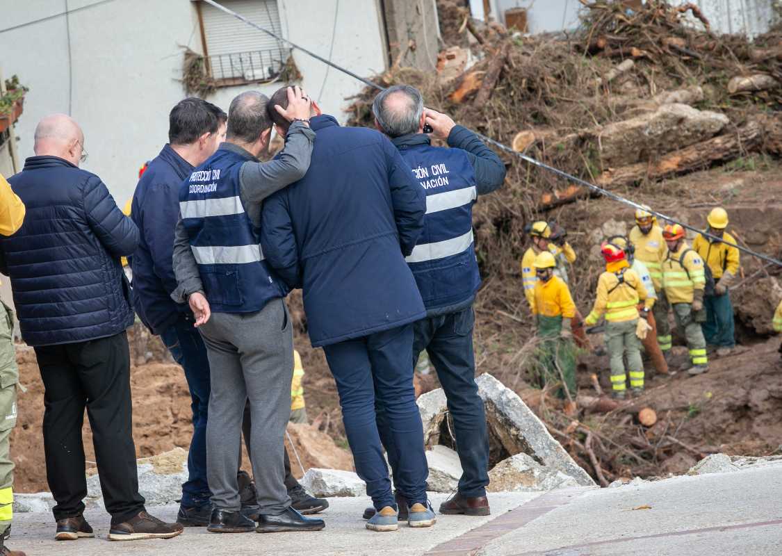 El presidente de Castilla-La Mancha, Emiliano García-Page, ha visitado, en Letur, la zona devastada tras el paso de la Dana.