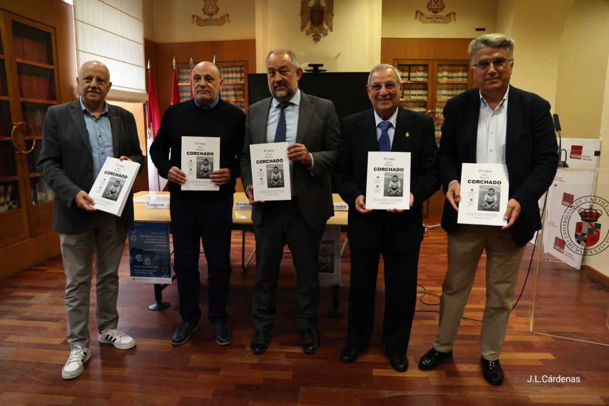 Posado de los asistentes a la presentación del libro de Teo Díaz sobre Corchado.