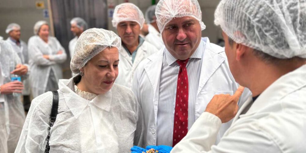 Martínez Lizán visitó la Cooperativa del Campo en Villacañas.