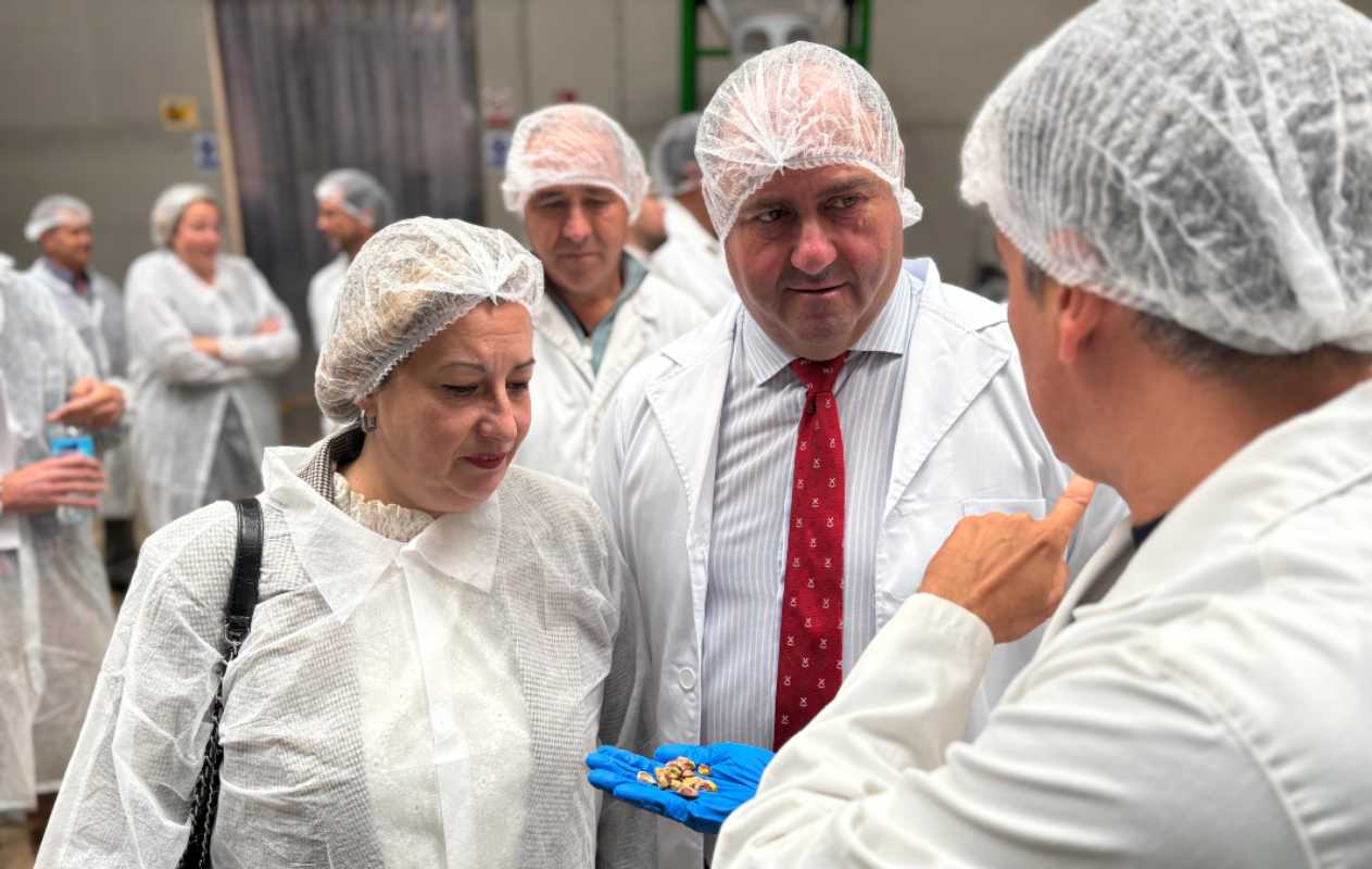 Martínez Lizán visitó la Cooperativa del Campo en Villacañas.