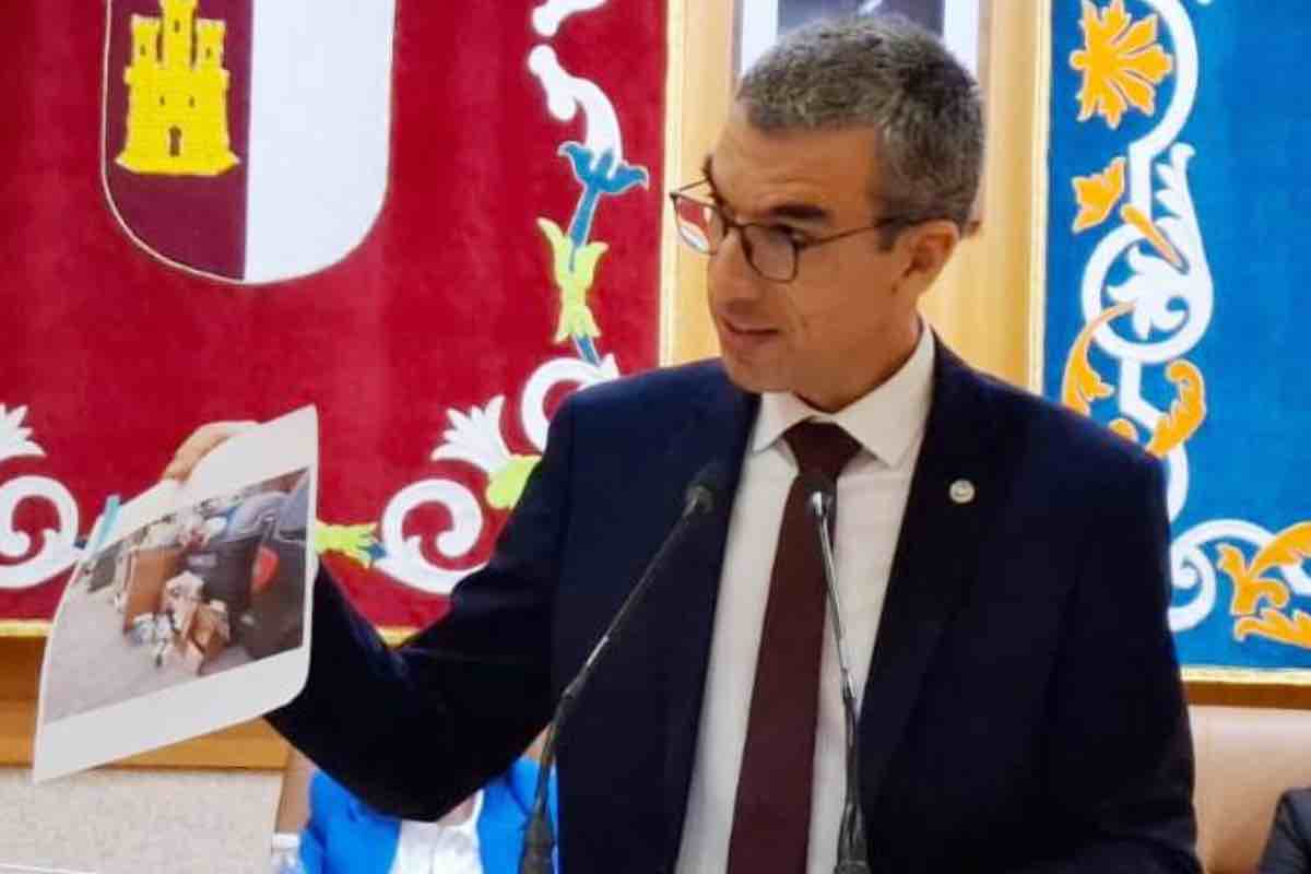 El portavoz del grupo municipal socialista en Talavera, Luis Enrique Hidalgo, durante su intervención durante el Debate del Estado del Municipio