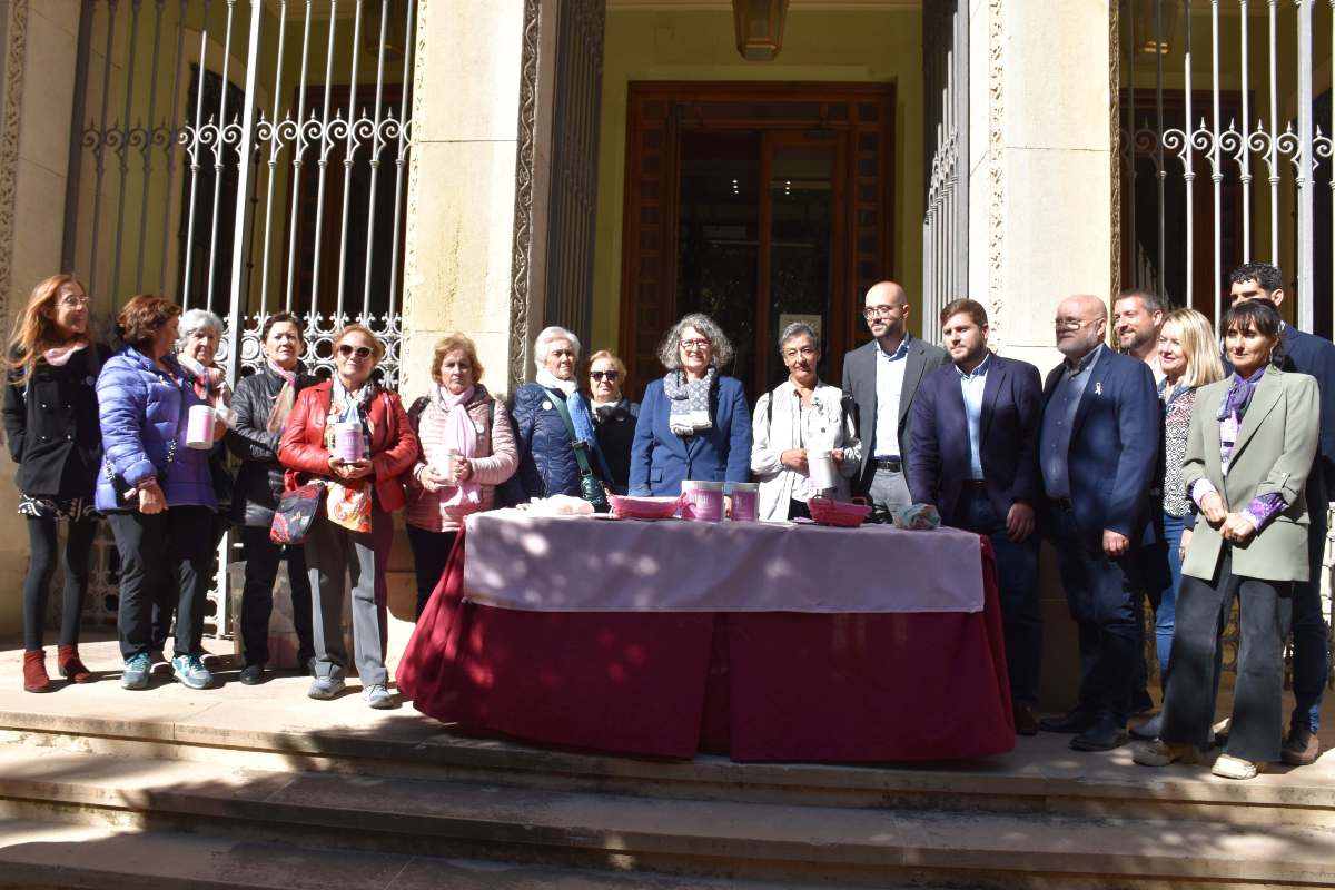 Nacho Hernando y Mercedes Gómez visitaron una de las mesas informativas de AMAC.