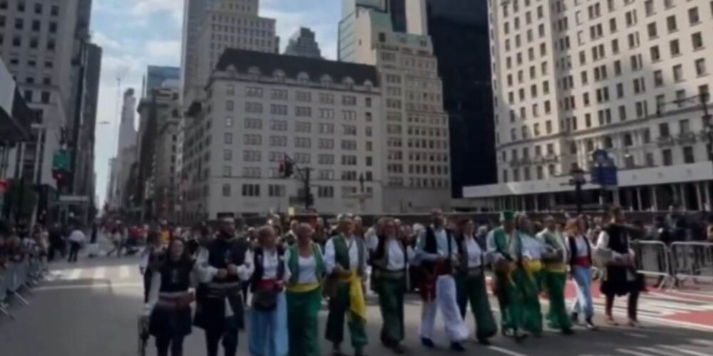 Desfile de las agrupaciones de Moros y Cristianos de Almansa por la Quinta Avenida de Nueva York.