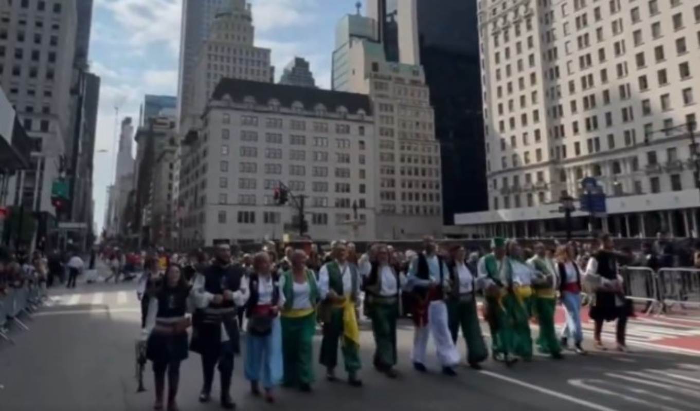 Desfile de las agrupaciones de Moros y Cristianos de Almansa por la Quinta Avenida de Nueva York.