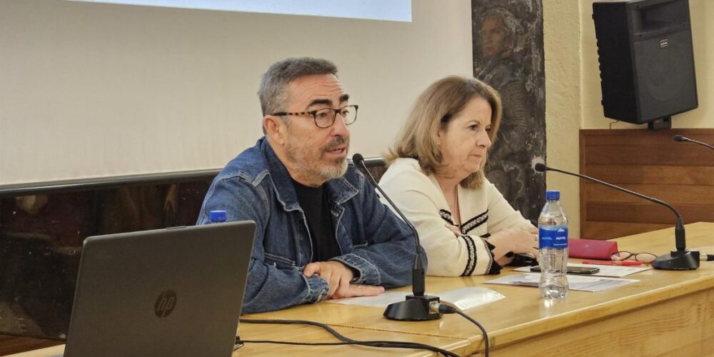 El secretario general del CCOO Castilla-La Mancha, Paco de la Rosa, durante su intervención en el acto sobre Salud Mental. Foto: CCOO CLM.