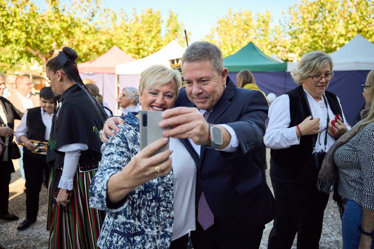 Emiliano García-Page se hace una foto con una vecina de Alcaudete de la Jara en el Día Internacional de las Mujeres Rurales.