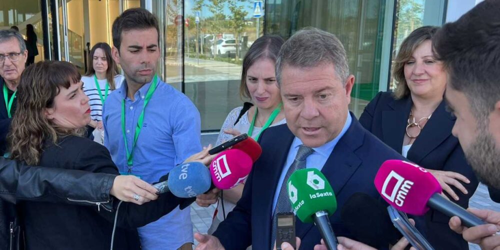 Emiliano García-Page atendiendo a los medios de comunicación en Guadalajara.