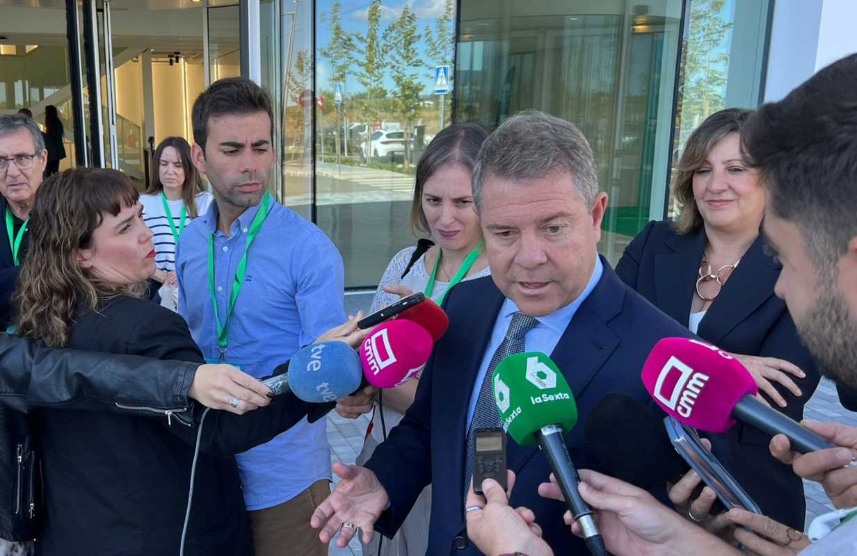 Emiliano García-Page atendiendo a los medios de comunicación en Guadalajara.