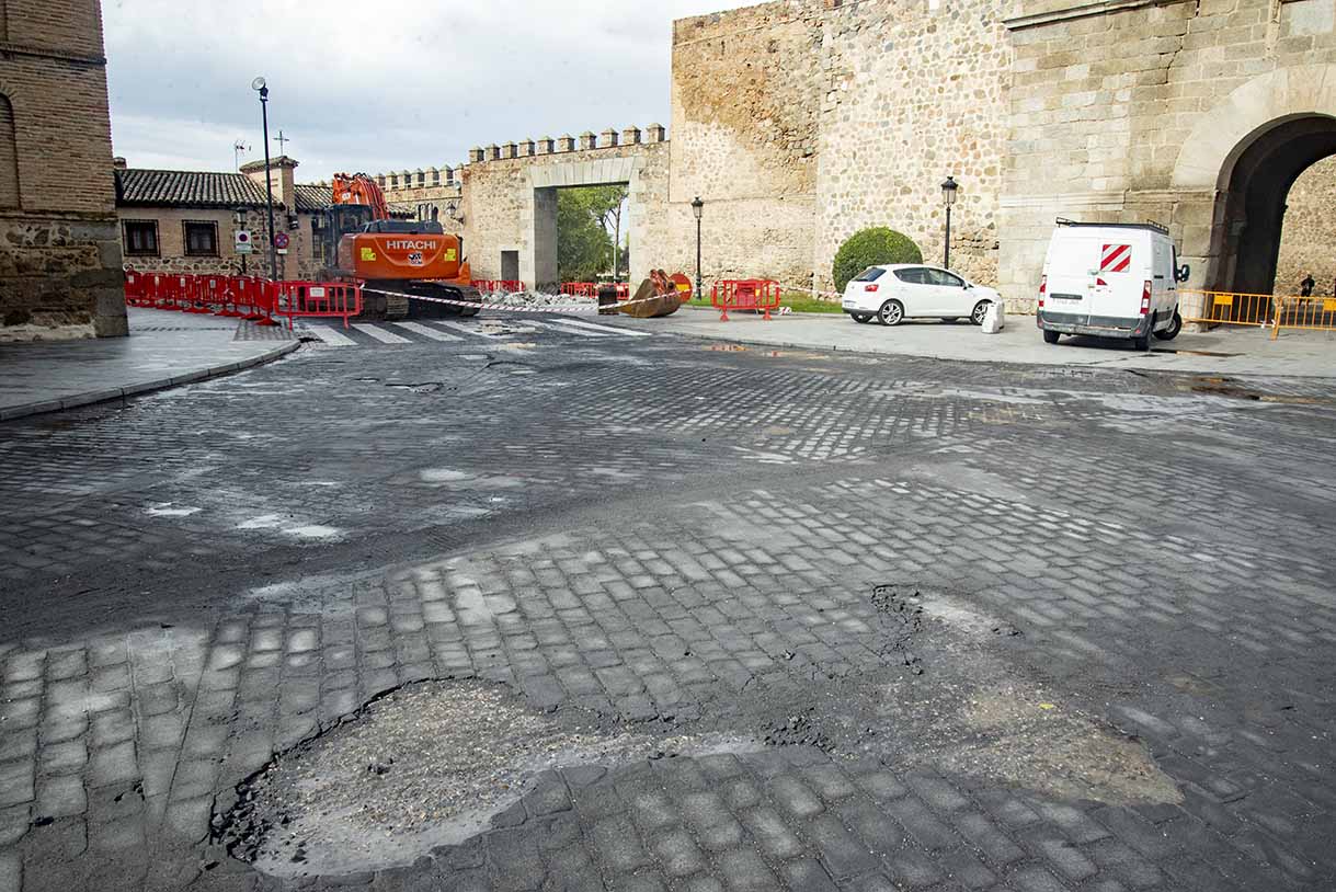 Obras en el pavimento de la zona de Puerta de Bisagra. Foto: Rebeca Arango.