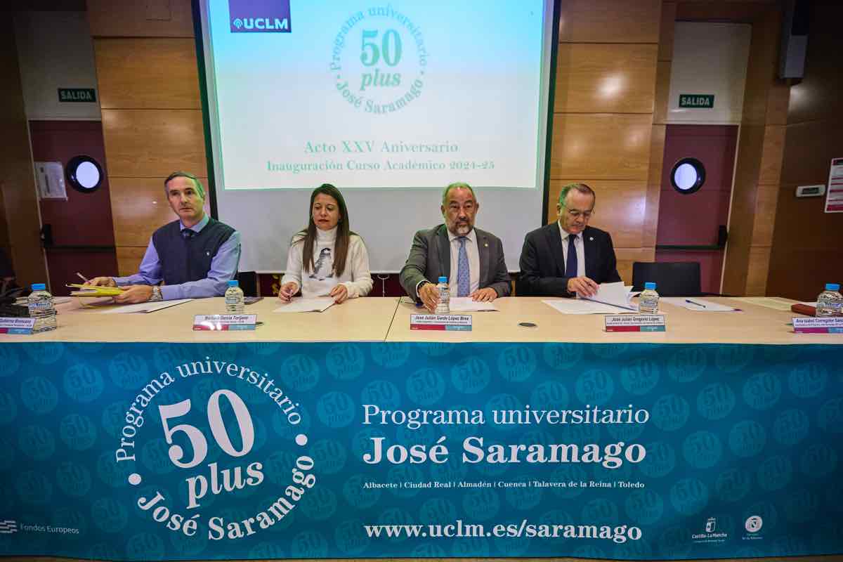 El rector de la UCLM, Julián Garde (2d), y la consejera de Bienestar Social, Bárbara García Torijano (2i), participan en el acto inaugural del curso académico 2024-2025 del Programa Universitario José Saramago + 50, este lunes en Talavera de la Reina (Toledo). EFE/Manu Reino