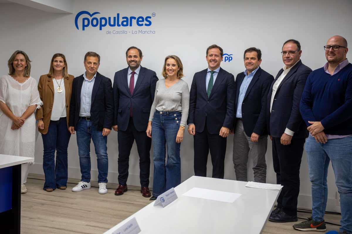 Cuca Gamarra se reúne en Toledo con los presidentes provinciales del PP y la Directiva regional del partido.