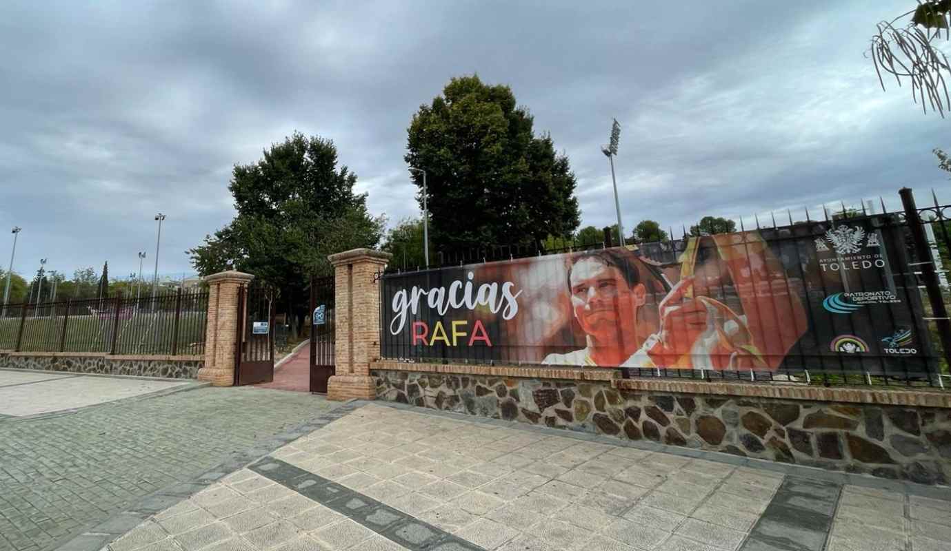 Imagen de la lona en homenaje a Rafa Nadal que se ha colocado en la Escuela de Gimnasia de Toledo.