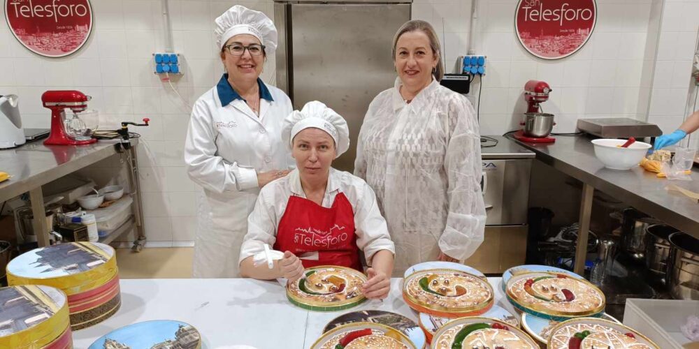 Elena Escobar (derecha) visitó el obrador San Telesforo.