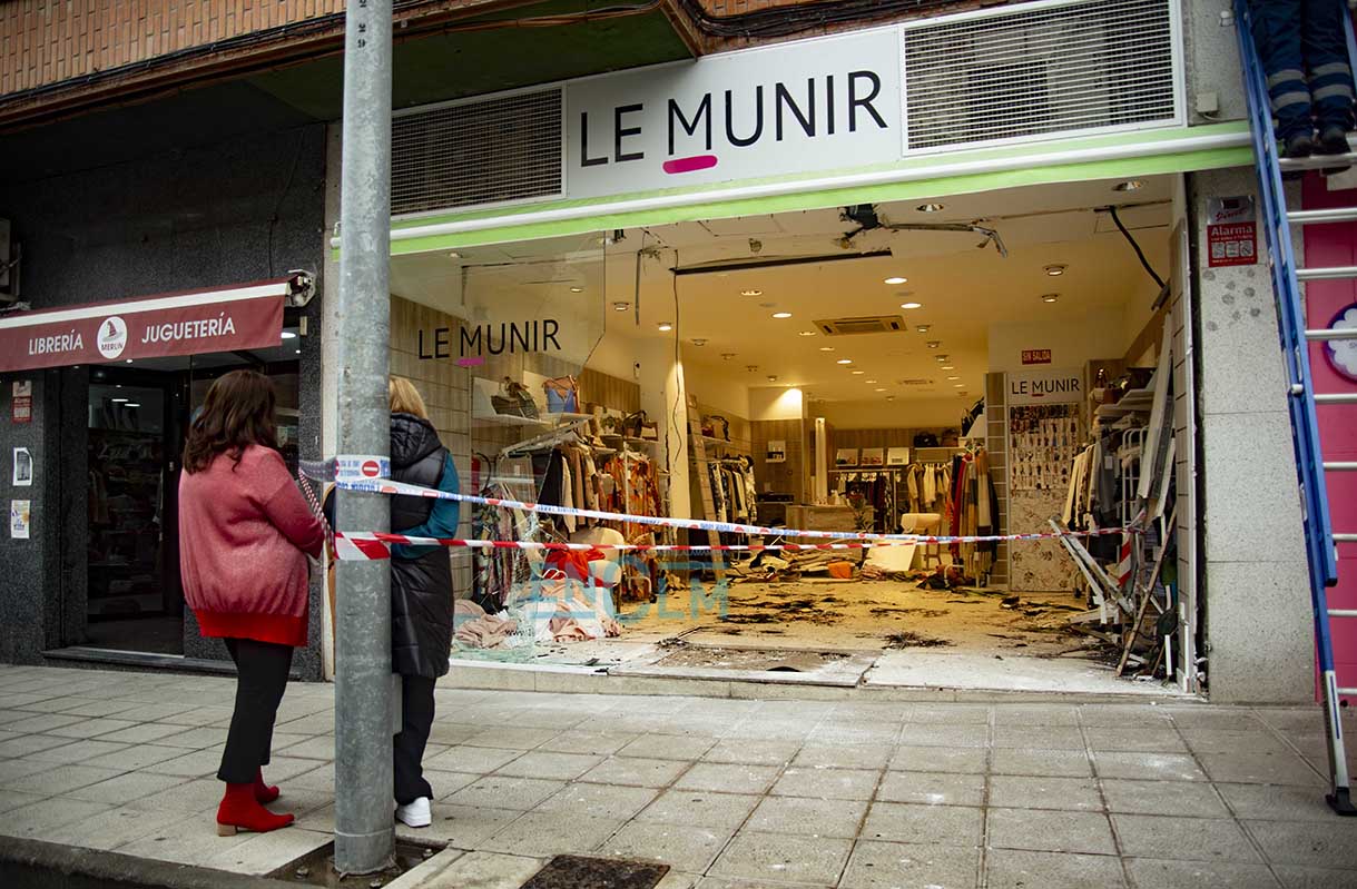 Destrozos en la tienda Le Munir tras haberse empotrado un coche