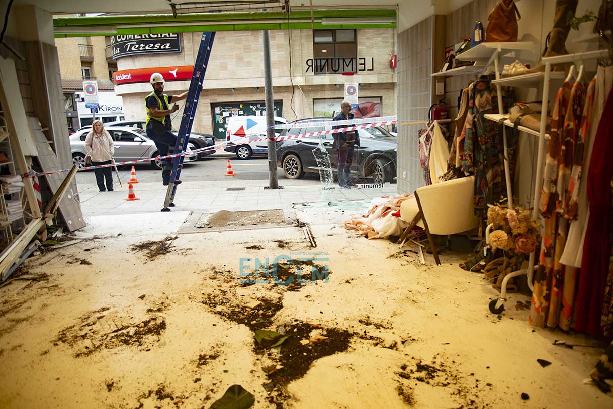 Destrozos en la tienda Le Munir tras haberse empotrado un coche