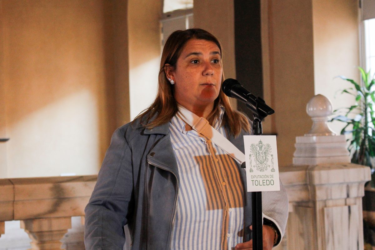 Tita García Élez, haciendo declaraciones antes del pleno.