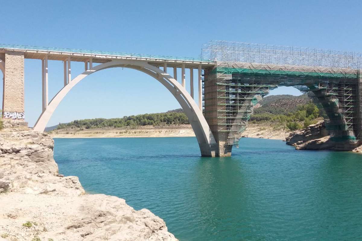 Viaducto de Entrepeñas en la carretera N-204. Provincia de Guadalajara