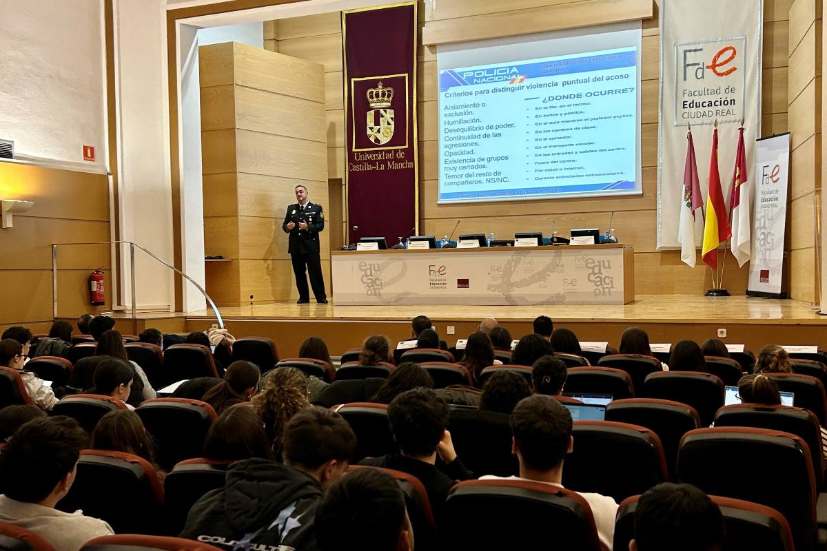 300 futuros docentes se formarán en Ciudad Real con la Policía para responder a amenazas como acoso o el sexting