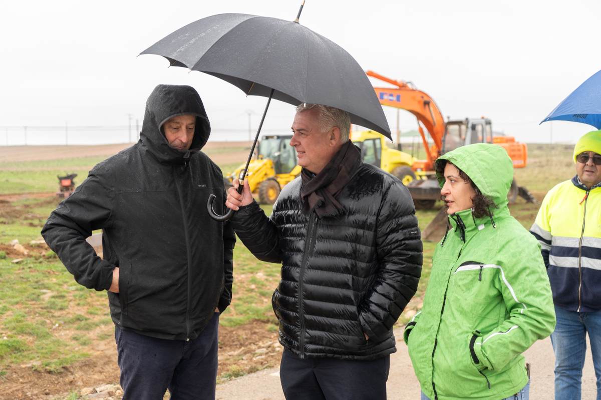 José Luis Vega, presidente de la Diputación de Guadalajara visita el puente de la Yunta afectado por la DANA