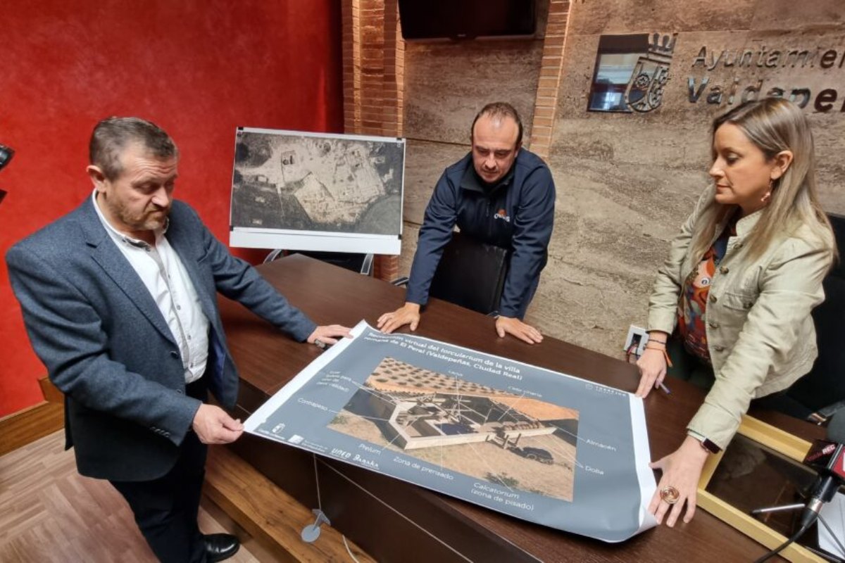 La edil junto a los arqueólogos observando la recreación de la bodega romana