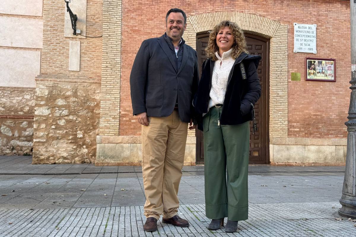 Los concejales Miguel Hervás y Yolanda Torres, frente a la fachada del convento de las Terreras