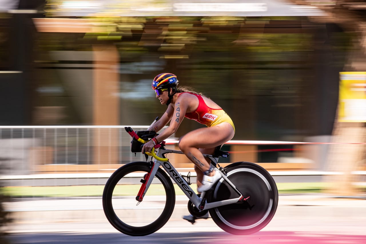 Marta Francés durante una prueba de triatlón