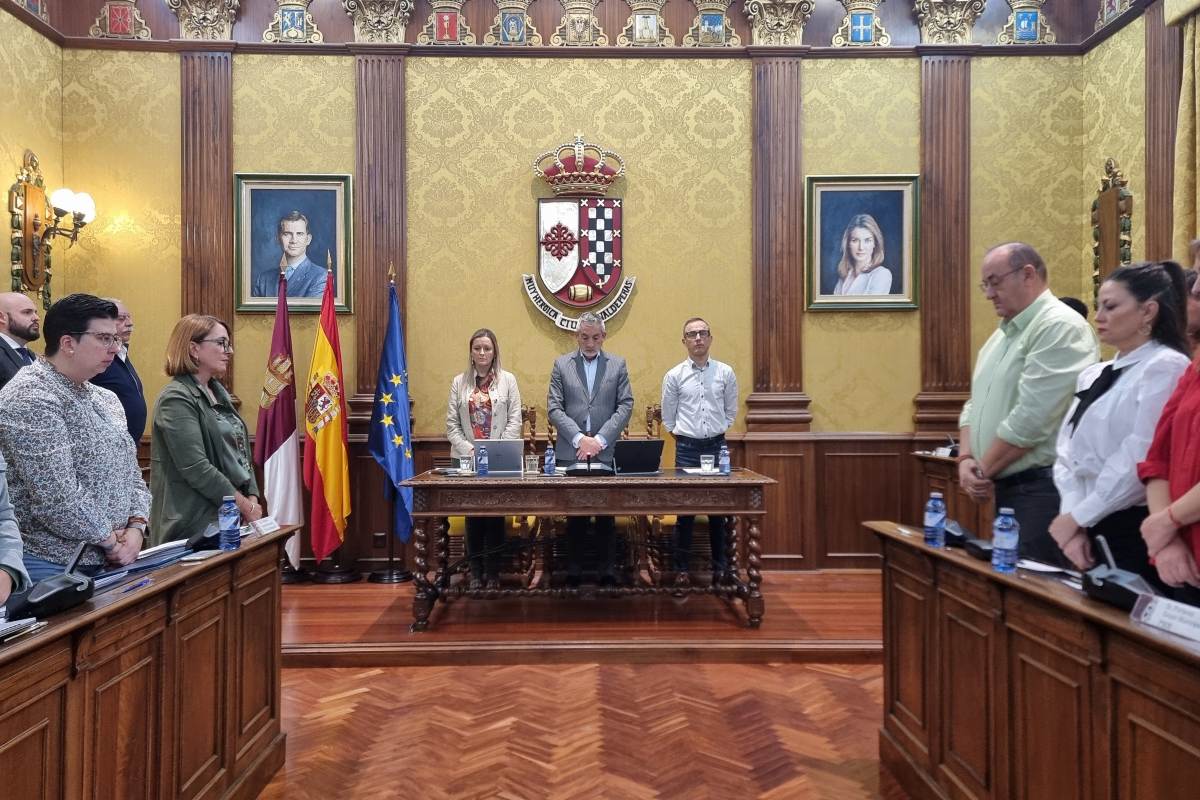 Minuto de silencio en el Ayuntamiento de Valdepeñas por las víctimas de la DANA