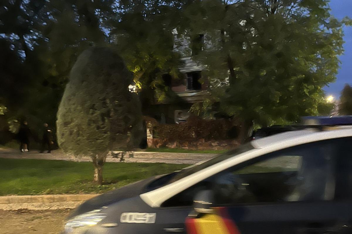 Un coche de la Policía Nacional en las inmediaciones de la casa 'okupa' del Parque de Gasset - Foto: @WikiCR