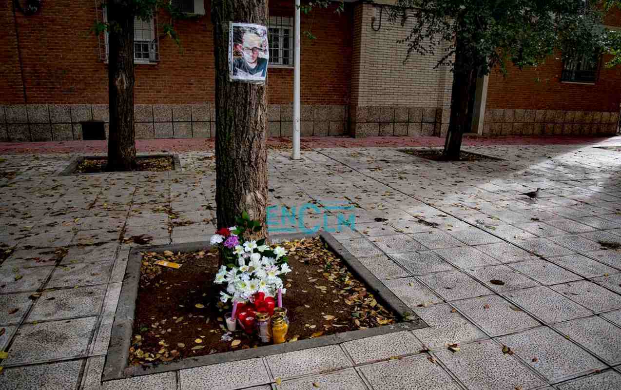 Velas en el parque de Toledo en el que un joven fue apuñalado, y falleció. Foto: Rebeca Arango.