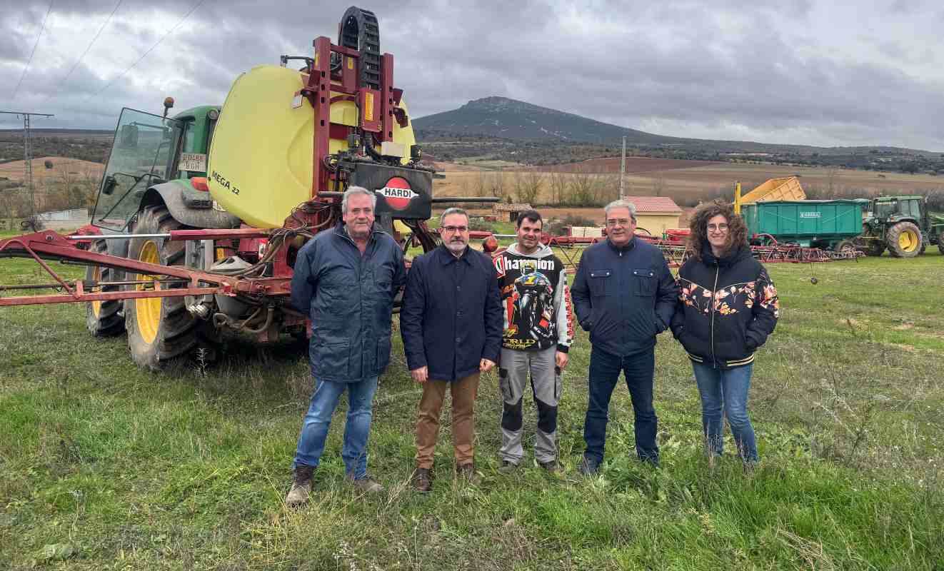 José Juan Fernández (segundo por la izquierda), durante su visita a la explotación de Ismael.