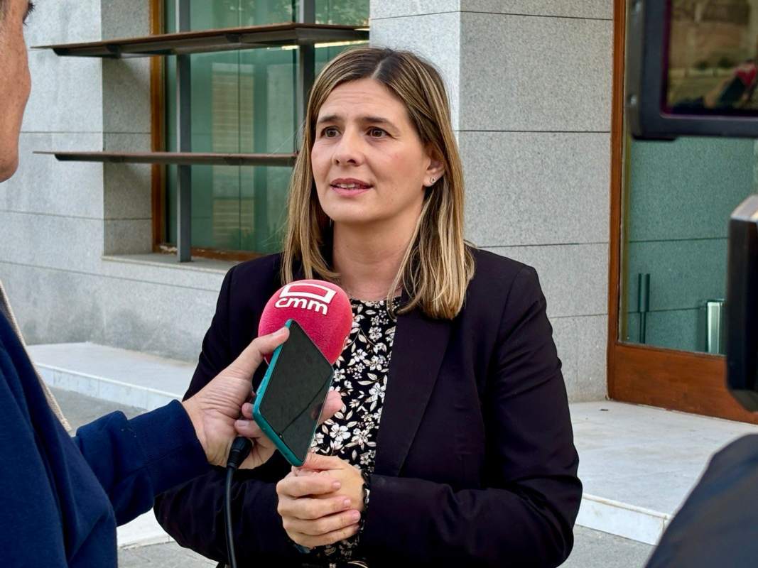 Carolina Agudo, hablando ante los medios hoy miércoles en Toledo.